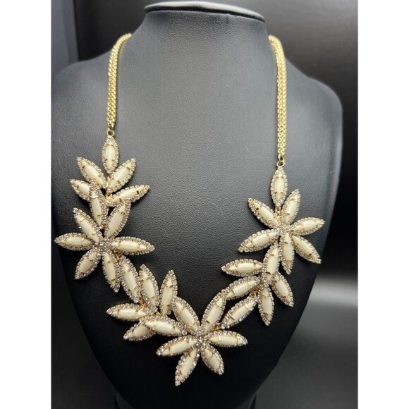 Talbots Overlapping Flower Necklace - Picture 9 of 9